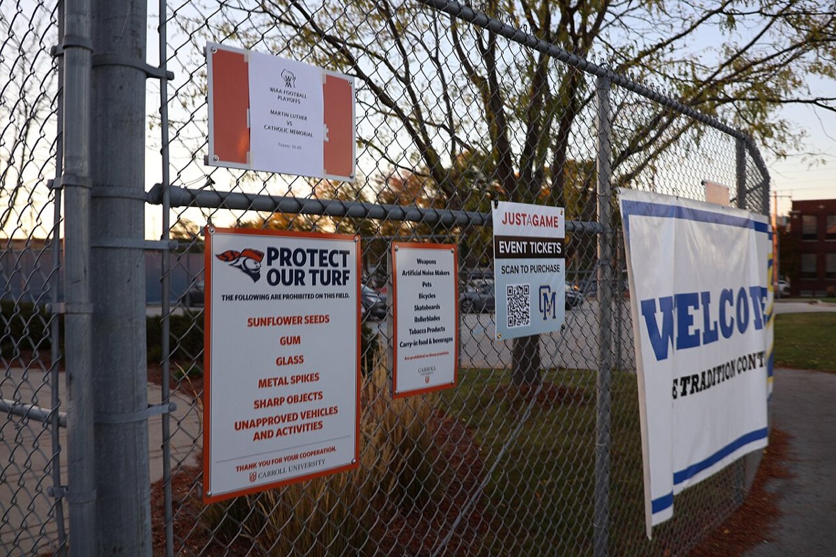 Freight Train crossing North Grand Avenue, Waukesha 04