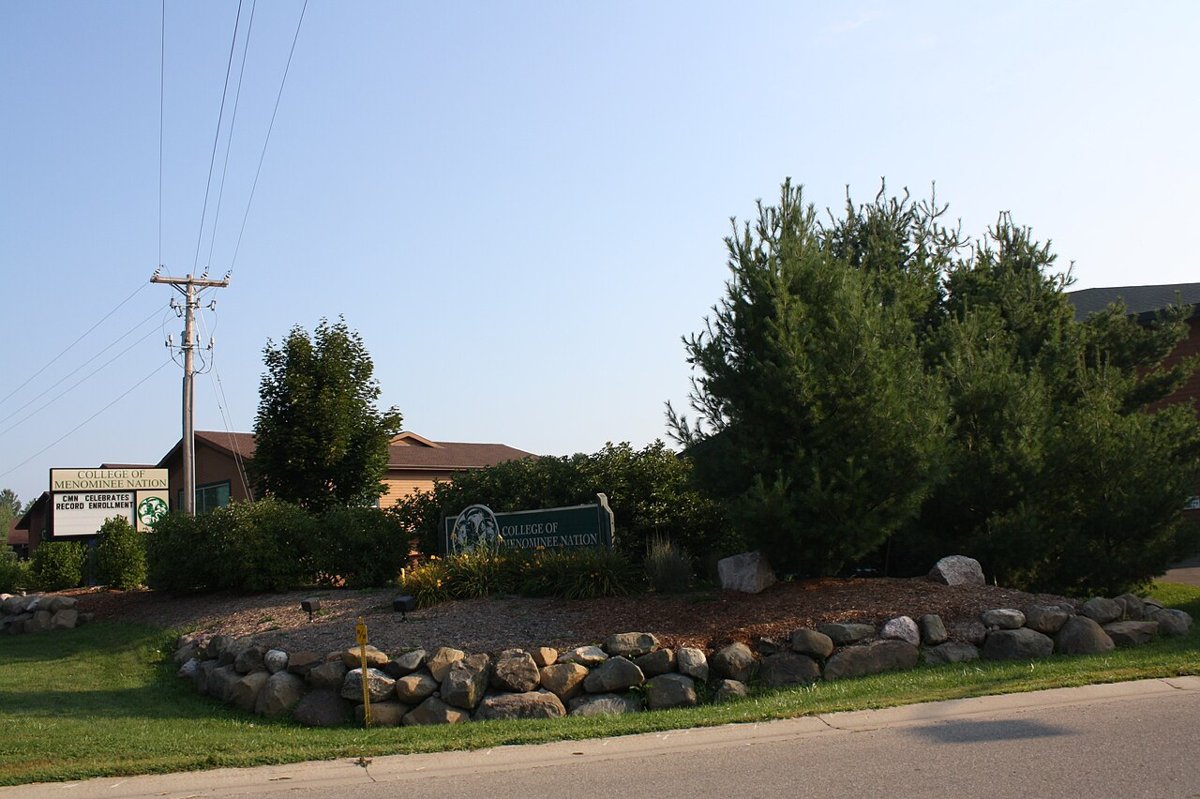 CollegeOfMenomineeNationSignWIS55