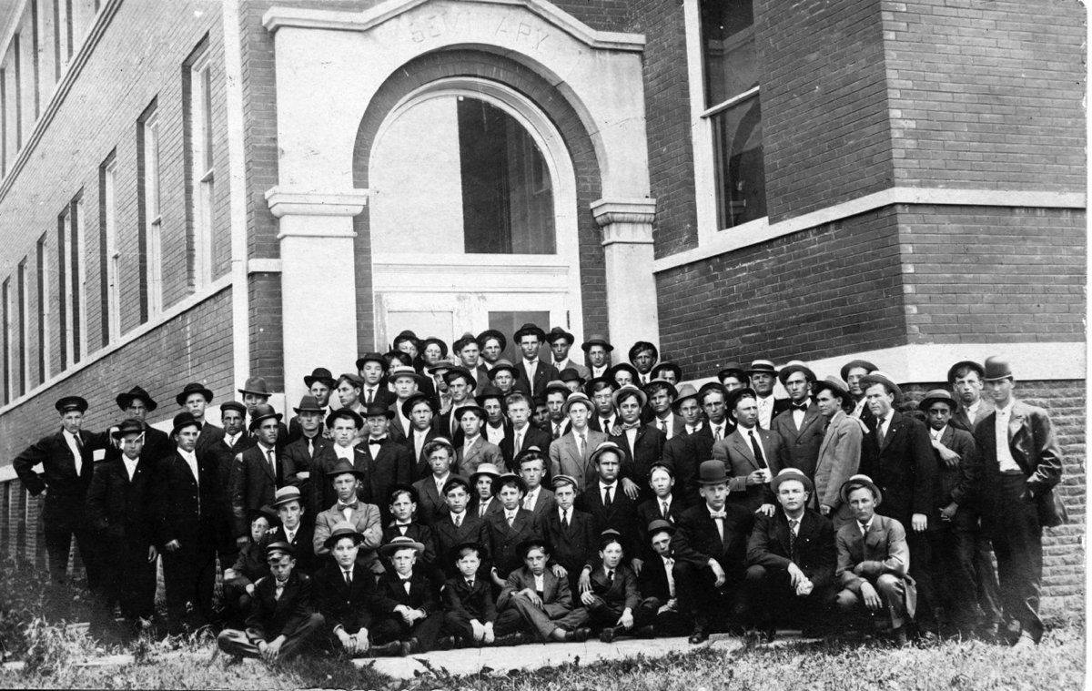 Students outside Becker Hall in