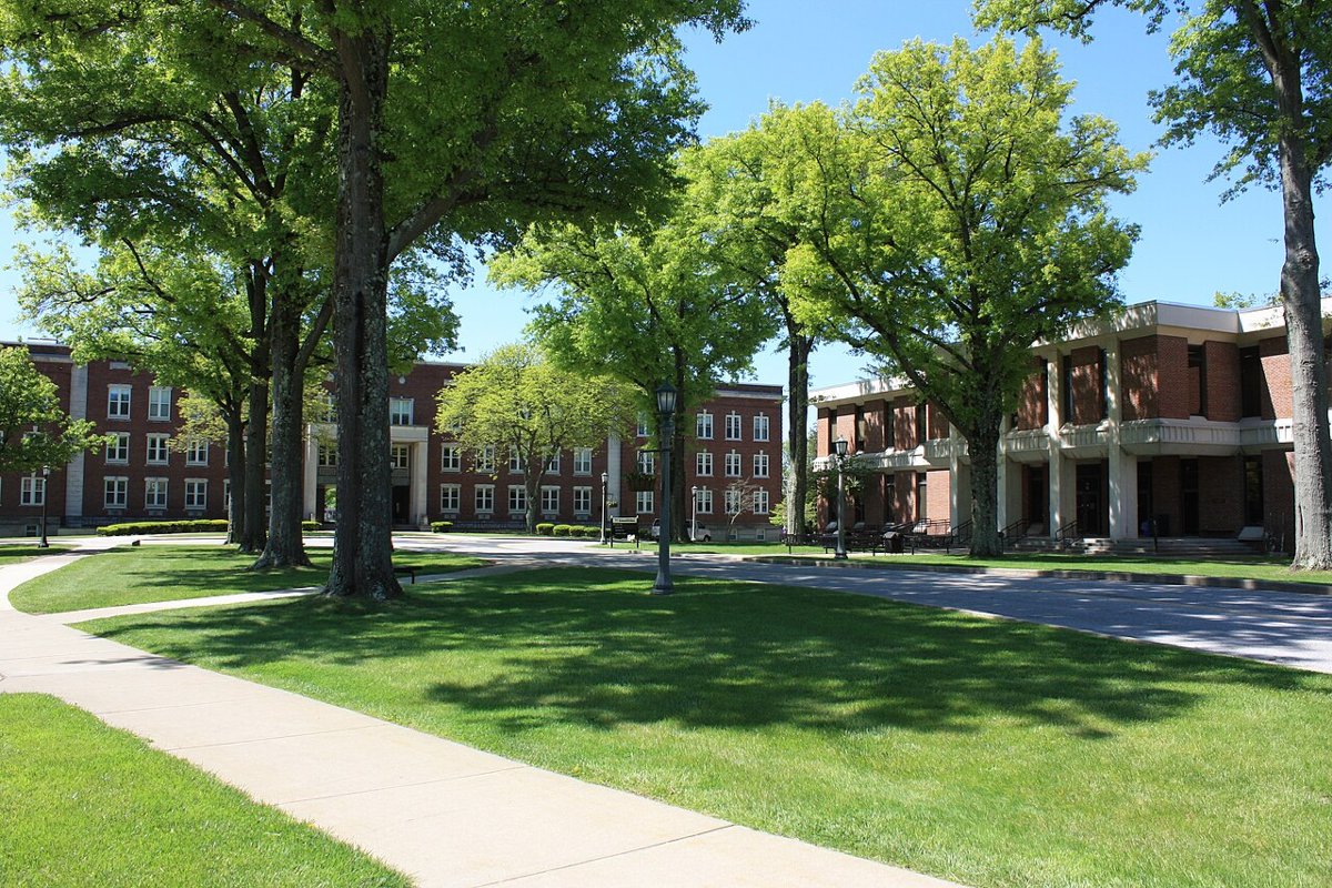 Main Hall and Paul N Elbin Library at WLU
